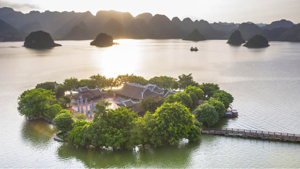 Đình Tam Chúc nằm giữa hồ Tam Chúc