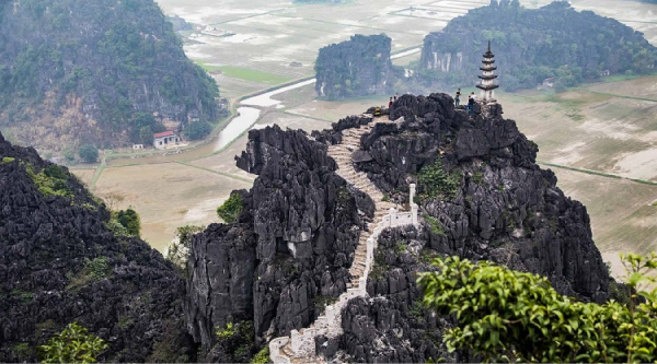 Hang Múa cách Tam Cốc khoảng 4km